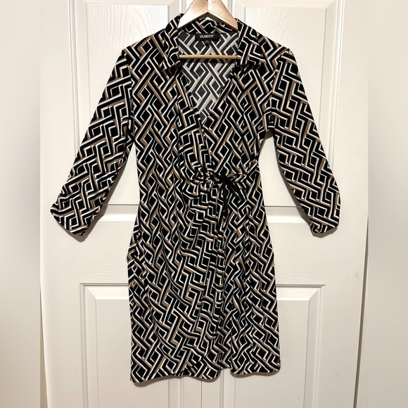 Glamour Black and gold petite Geometric Dress - Picture 3 of 9